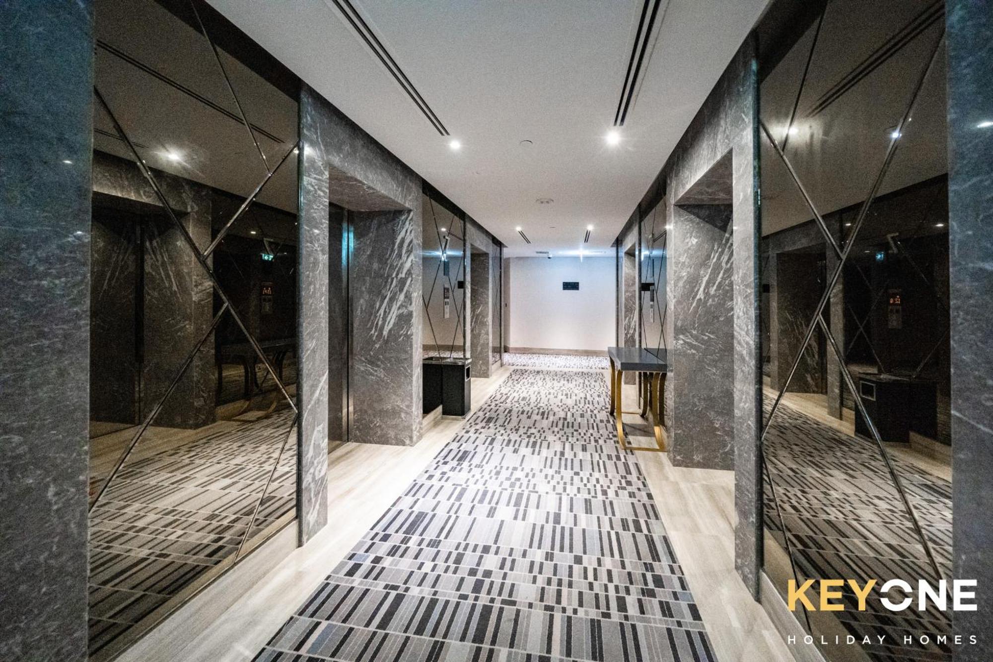 Sleek Studio In Prive With Stunning Canal View دبي المظهر الخارجي الصورة