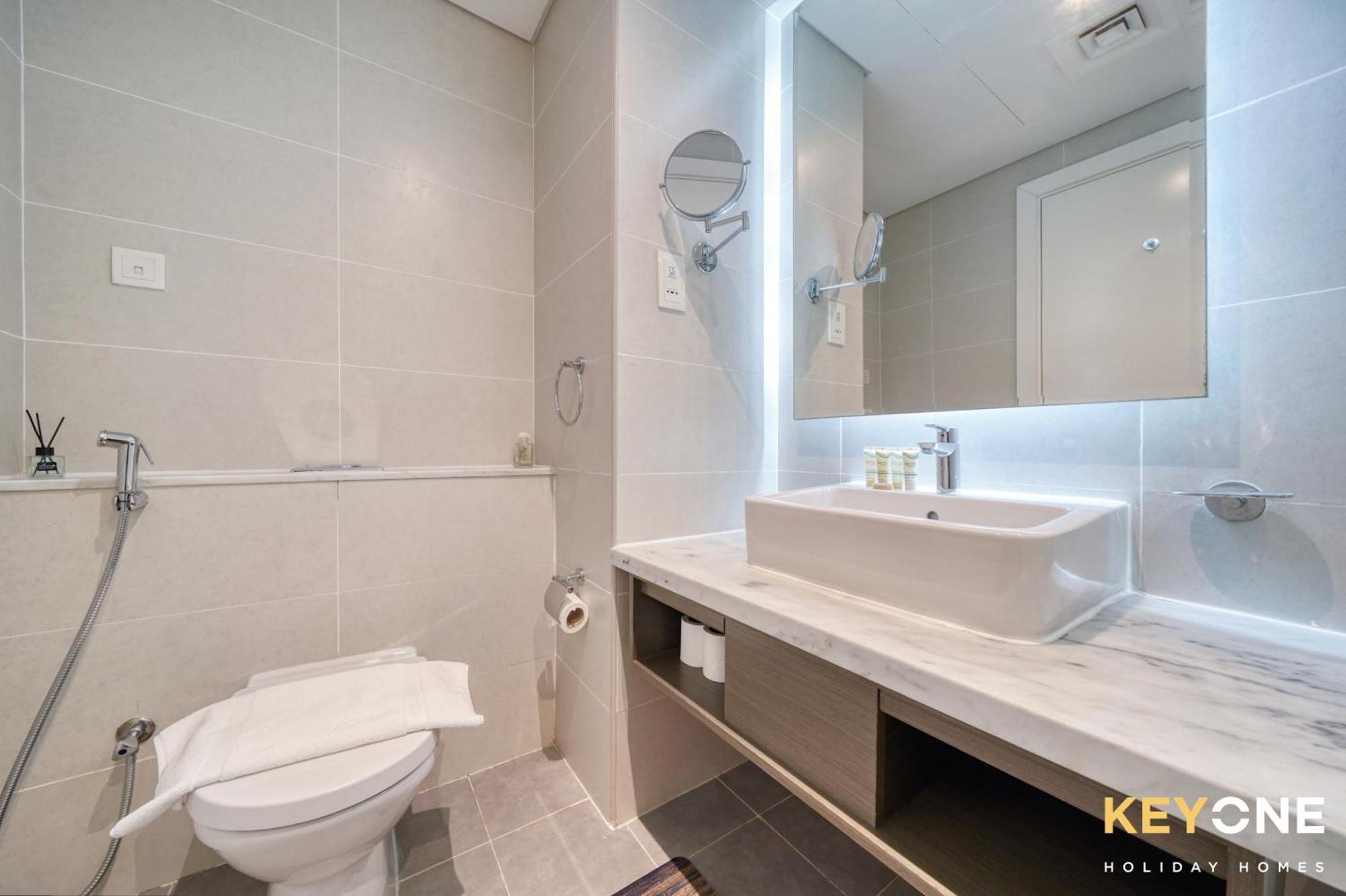 Sleek Studio In Prive With Stunning Canal View دبي المظهر الخارجي الصورة