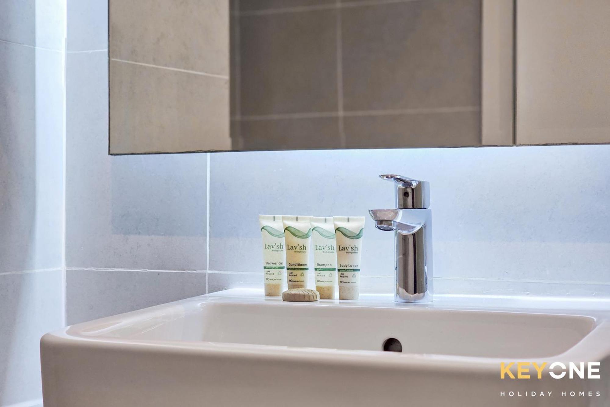 Sleek Studio In Prive With Stunning Canal View دبي المظهر الخارجي الصورة